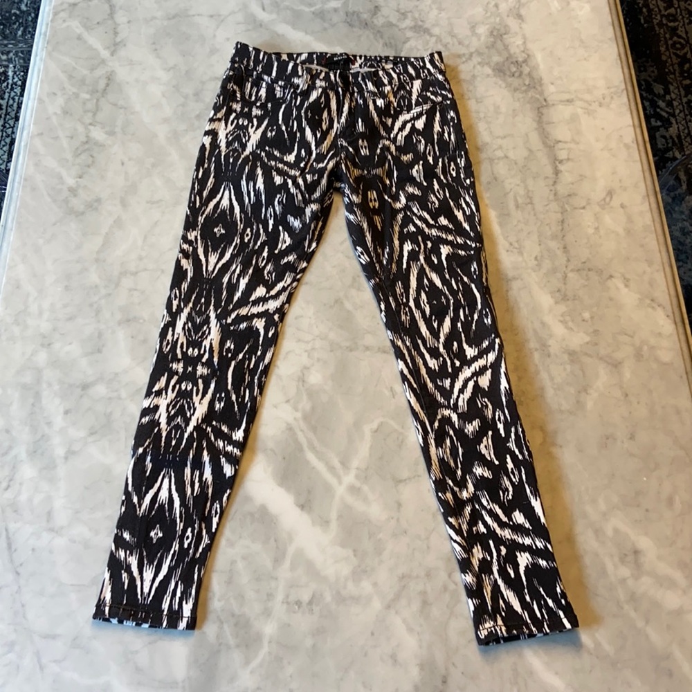 BDG Mid Rise Twig Ankle Jean. 27. Black White Ikat